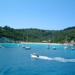 Voutoumi: The popular bay and beach with its lush vegetation