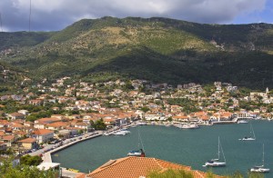 Vathi (Ithaca): The yacht quays in the south corner