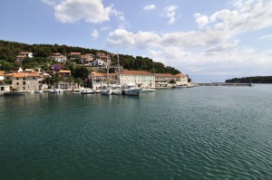 Jelsa: The town and yacht quay with the breakwater far right