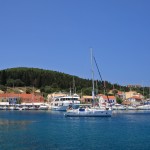 Fiskardo: The west quay of the harbour, full of yachts as usual.