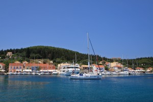 Fiskardo: The west quay of the harbour, full of yachts as usual.