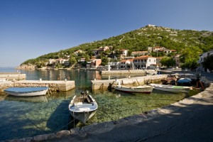 Luka Starigrad: The village seen across the small harbour