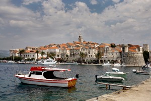 Korcula: Yachts and trip boats moored in front of the walled city
