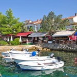 Njivice: Plenty of restaurants to chose from as you look out over the fishing harbour