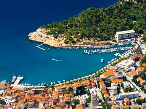 Makarska: The harbour with yachts and motor cruisers on the main quay