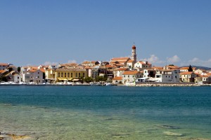 Betina: The harbour. The starboard mark is below the tower. The yacht quay runs to the left.