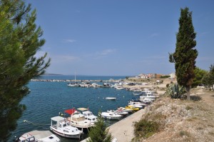 Povljana: The quay and small jetty with the breakwater behind.