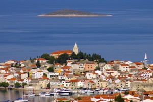Primosten: The compact town with the harbour in the foreground