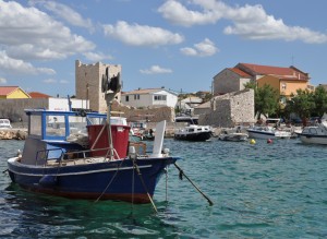 Razanac: The inner harbour with the 16th century castle on the quay