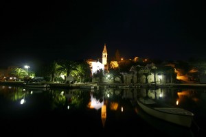 Splitska: The village and harbour at night. You can moor side to on the quay