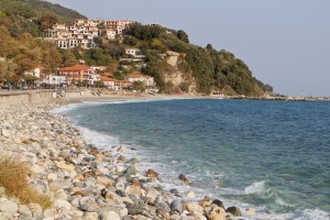 Agios Ioannis: Beach and village with the small harbour far right