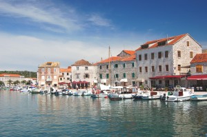 Stari Grad: Yachts and local boats on the quay in front of the town