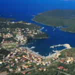Mourtos: Aerial view of the harbour and town with the islands of Nikolaos and Sivota behind