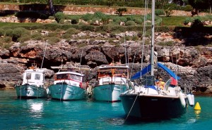 Cala Mitjana: You can get close in to the shore